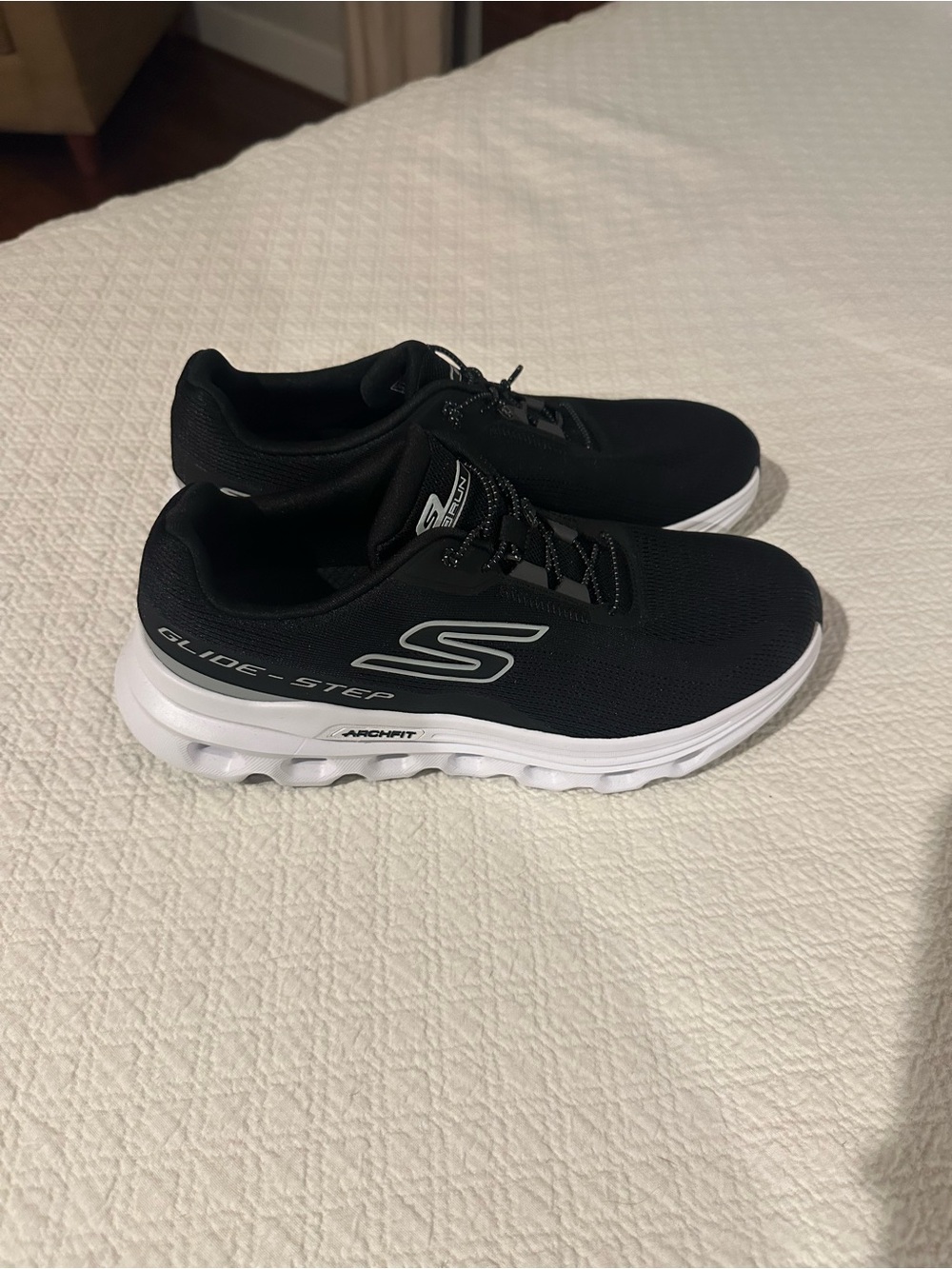 NWOT Skechers Women's Black and White Glide-Step Slip-On Sneakers